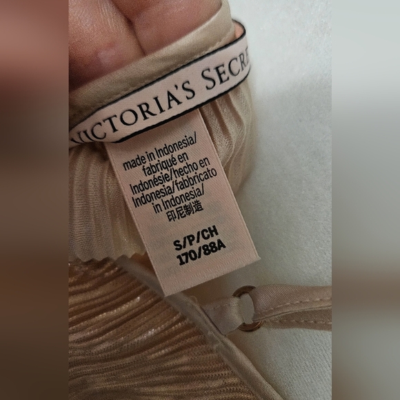 VICTORIA'S SECRET Rose Gold plisse cropped cami. Size Small - Picture 8 of 8